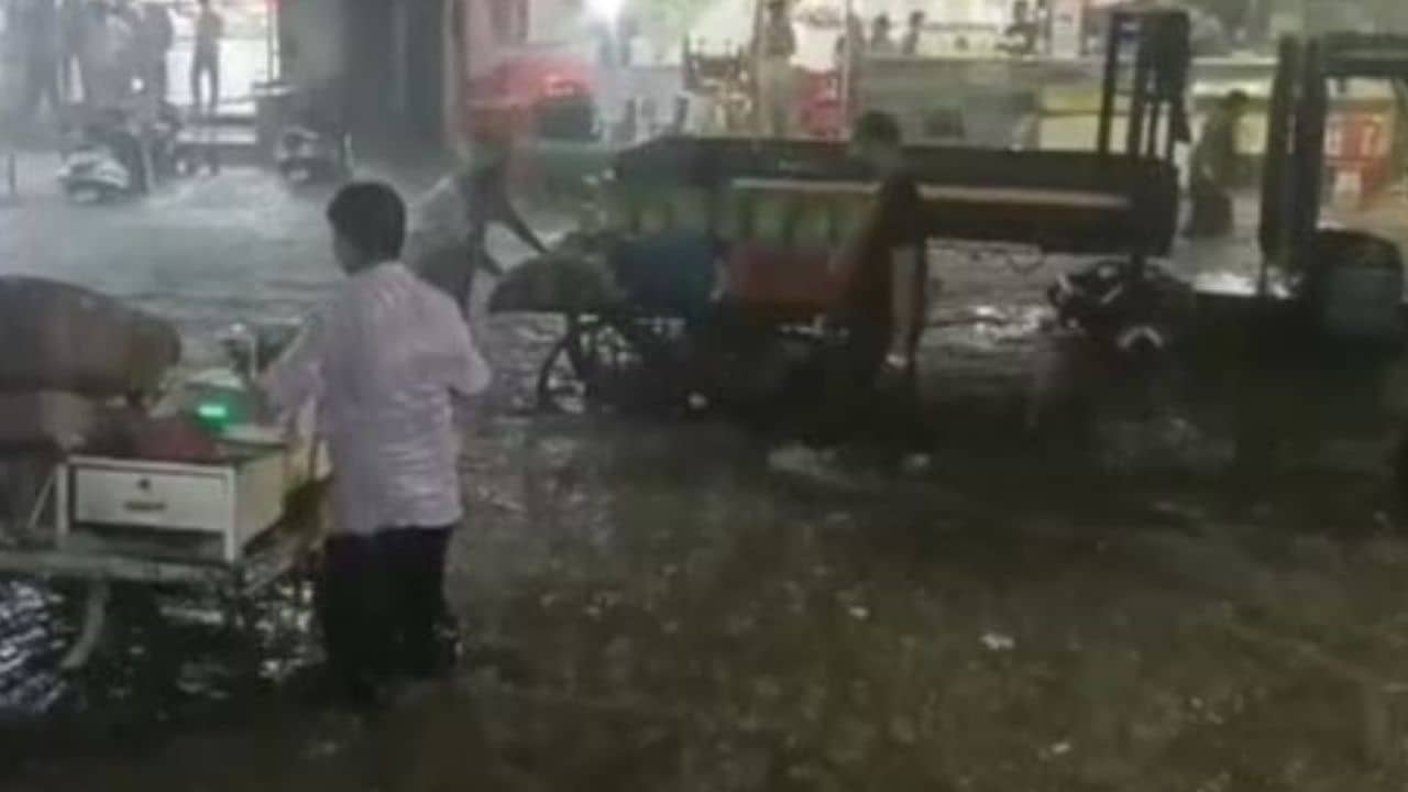 Ahmedabad માં ભારે વરસાદના પગલે અનેક વિસ્તારોમાં પાણી ભરાયા, વાહન ચાલકો અટવાયા