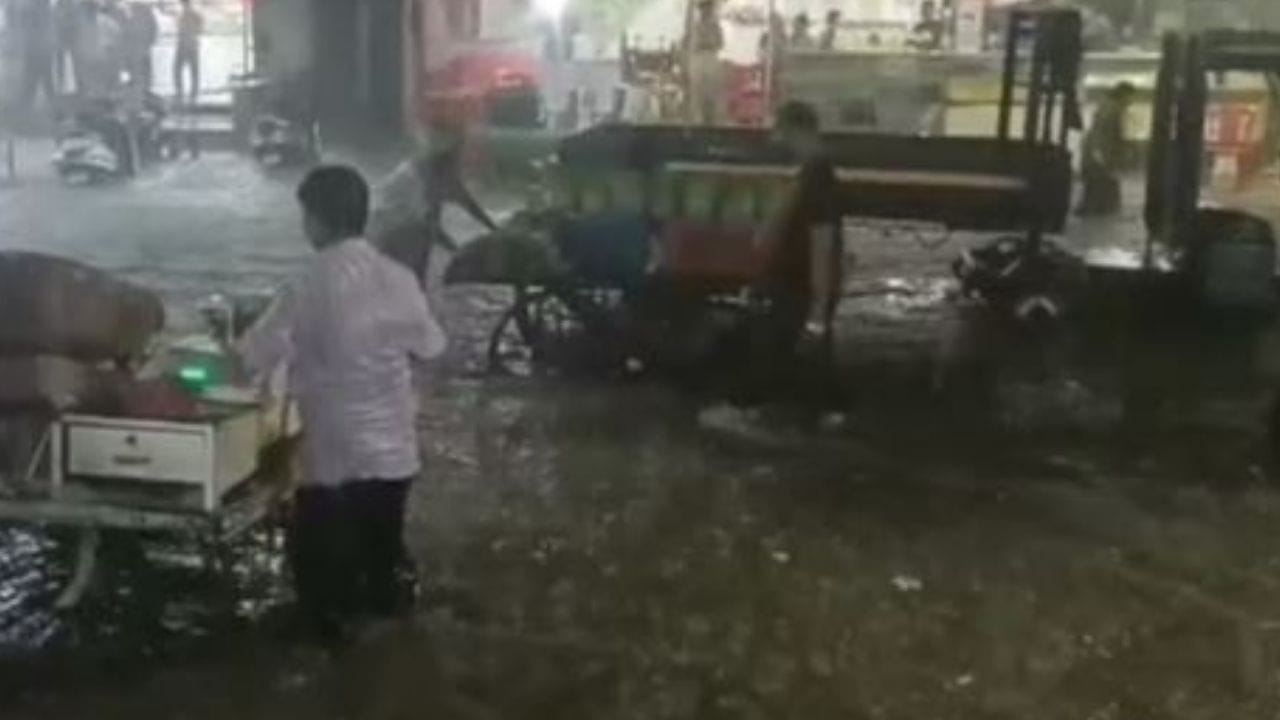 Ahmedabad માં ભારે વરસાદના પગલે અનેક વિસ્તારોમાં પાણી ભરાયા, વાહન ચાલકો અટવાયા Ahmedabad માં ભારે વરસાદના પગલે અનેક વિસ્તારોમાં પાણી ભરાયા, વાહન ચાલકો અટવાયા