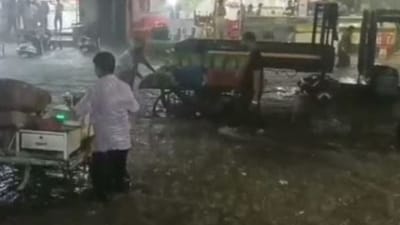 Ahmedabad માં ભારે વરસાદના પગલે અનેક વિસ્તારોમાં પાણી ભરાયા, વાહન ચાલકો અટવાયા