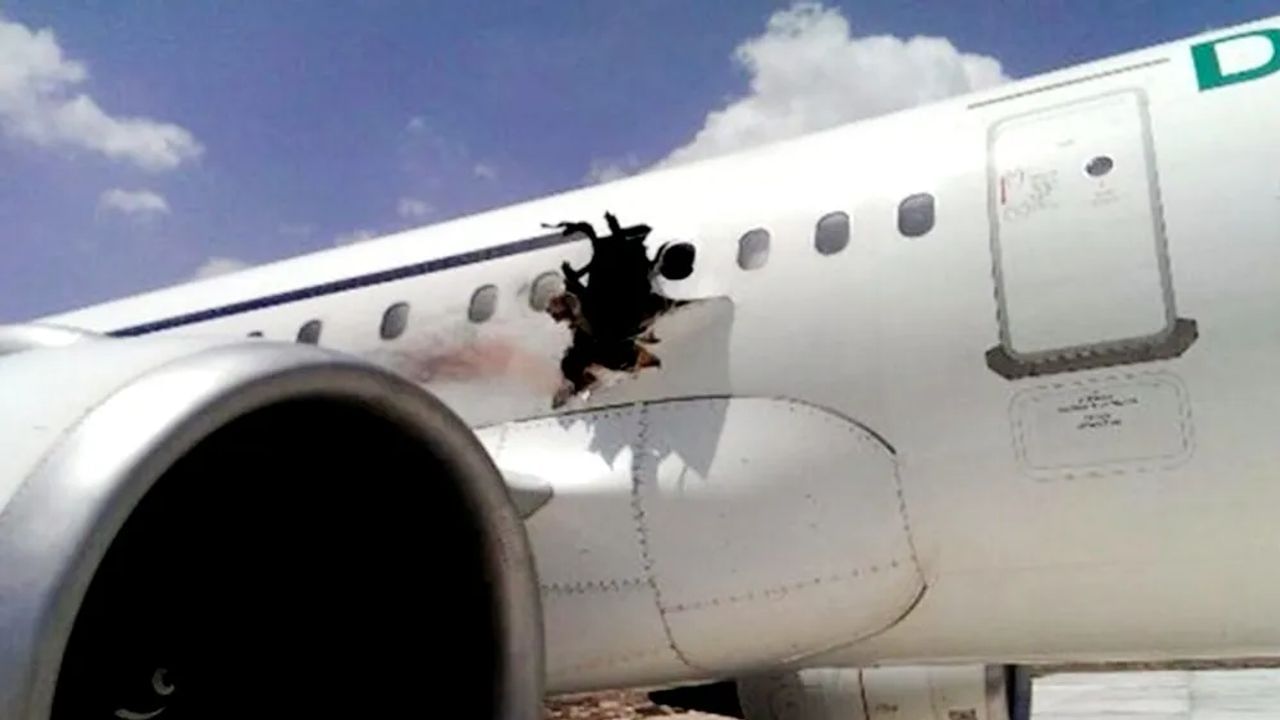 Hole in a Airplane : ચાલુ વિમાનમાં હોલ પડી જાય તો ? મુસાફરોને શું નુકસાન થાય, કેવી રીતે જીવ બચાવી શકાય