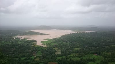 નવસારીથી આશરે 68 કિ.મી.ના અંતરે વાંસદા તાલુકાના ઘોડમાળ ગામે આવેલો "અજમલગઢ" સહ્યાદ્રિ પર્વતમાળા દક્ષિણ પૂર્વે ઉપર તેની ઐતિહાસિક તેમજ ભૌગોલિક અને સૃષ્ટિ સૌદર્ય કારણે અદભૂત લાગે છે. જે દરિયાની સપાટીથી અંદાજે 1200 ફૂટ જેટલી ઉંચાઇ ધરાવે છે. 