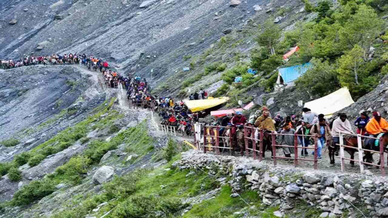 Amarnath Yatra: ખરાબ હવામાનને કારણે રોકાયેલી યાત્રા ફરી શરુ, વધુ પાંચ હજાર શ્રદ્ધાળુ બાબા બર્ફાનીના દર્શન માટે રવાના