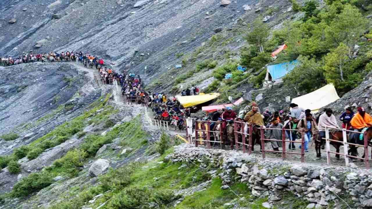 Amarnath Yatra: ખરાબ હવામાનને કારણે રોકાયેલી યાત્રા ફરી શરુ, વધુ પાંચ હજાર શ્રદ્ધાળુ બાબા બર્ફાનીના દર્શન માટે રવાના