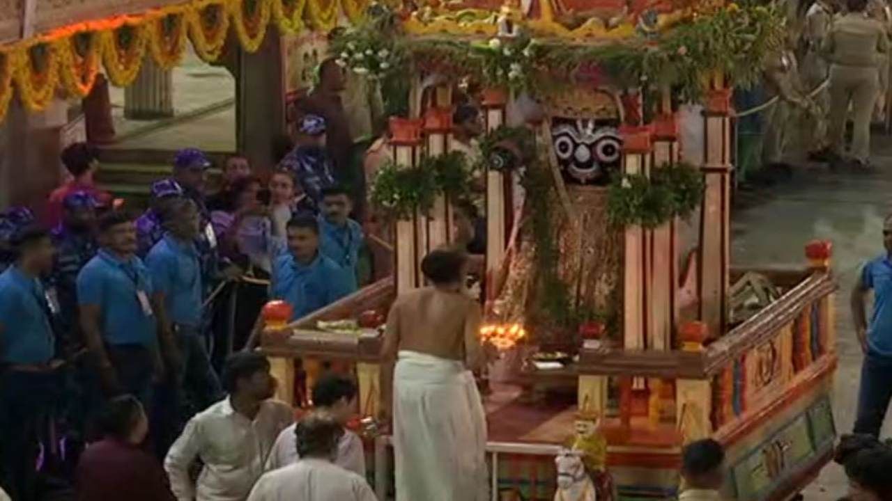 Dilipdasji Maharaj performed Aarti