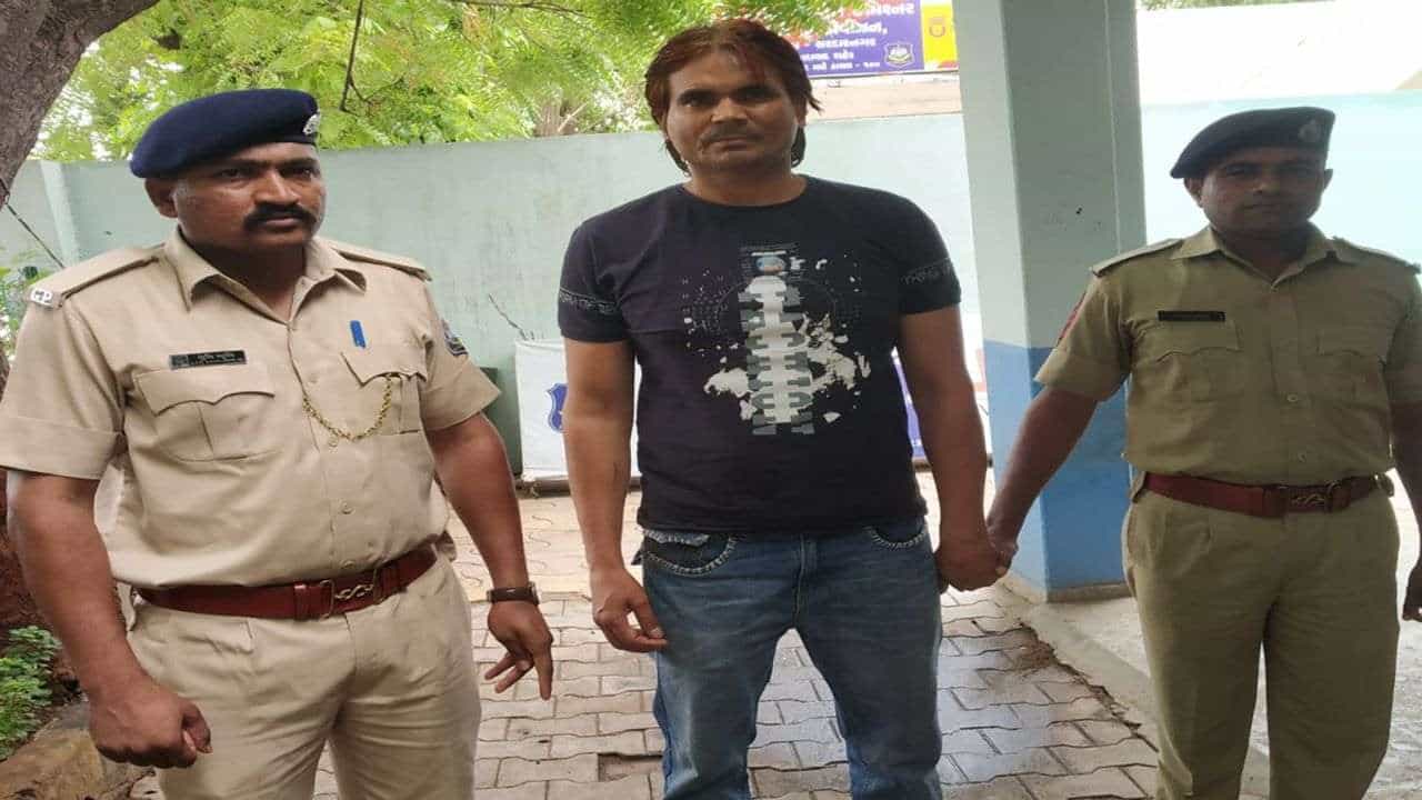 Ahmedabad: બોગસ ડોક્યુમેન્ટના આધારે ફલાઇટની ટિકિટ ખરીદનાર ઝડપાયો, પુછપરછમાં મોટા ખુલાસા થવાની શક્યતા