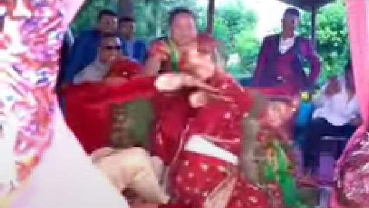 Marriage Funny Video: લગ્ન મંડપની ચોરીએ જ વર-કન્યા વચ્ચે કુસ્તી, બંનેને છોડાવવાના બદલે હસી રહ્યા હતા જાનૈયાઓ ! જુઓ VIDEOમાં આ ખેલ હતો શું