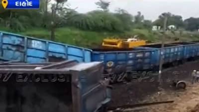 Dahod: ગુડ્ઝ ટ્રેનના 16 જેટલા ડબ્બા રેલ્વે ટ્રેક પરથી ઉતર્યા, દિલ્હી-મુંબઈ સહિતની ટ્રેનો પ્રભાવિત, રેલ્વે વ્યવહાર ઠપ્પ