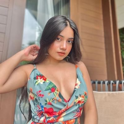 સોશિયલ મીડિયા સેન્સેશન ઉર્ફી જાવેદ ઘણીવાર લોકોમાં ચર્ચાનો વિષય બને છે. ખાસ કરીને તેના અસાધારણ કપડાંના સંદર્ભમાં. તે સોશિયલ મીડિયા પર એકથી વધુ ડ્રેસમાં પોતાની તસવીરો શેર કરતી રહે છે. તેના ફેન્સને પણ આ તસવીરો ખૂબ જ પસંદ છે, પરંતુ ઉર્ફીની જેમ તેની બહેન ડોલી જાવેદ પણ સોશિયલ મીડિયા પર ખૂબ એક્ટિવ છે.
