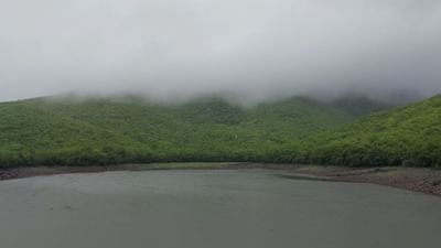 Junagadh: વાદળથી વાતું કરે ઊંચો ગઢ ગિરનાર, ગિરનાર પર મેઘાડંબર અને હરિયાળી જોઇને પ્રવાસીઓ ખુશખુશાલ