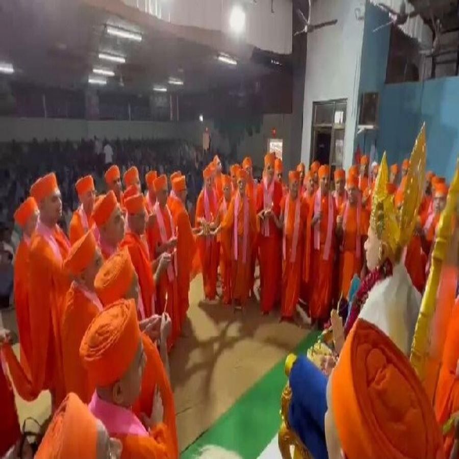 The Gurupurnima festival was celebrated by Reverend Santo Mahonto with the permission of the present Acharyajitendriyapriyadasji Swami Maharaj in the Swaminarayan Mandir of Sri Swaminarayan Gadi Sansthan, Maninagar.