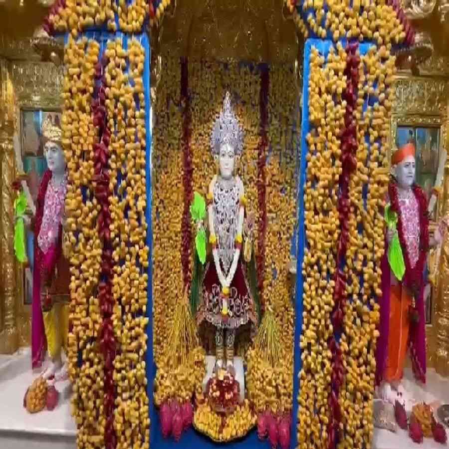 On this occasion of Guru Purnima, Lord Swaminarayan was given a beautiful manorath of Kharek.  His statue was also nicely decorated.