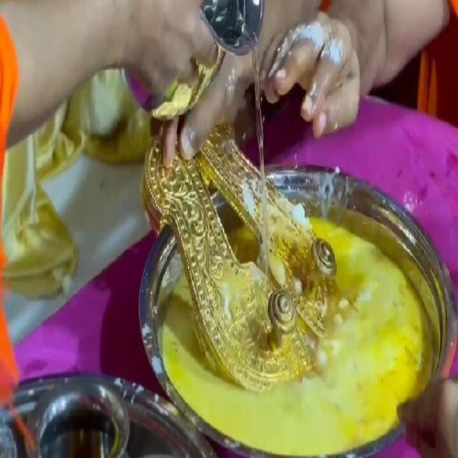 On this day of Gurupurnima, Lord Swaminarayan's padukas were anointed with milk, curd etc.