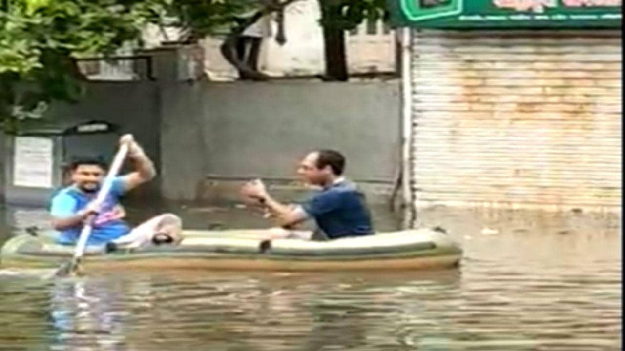 Ahmedabad : અનરાધાર વરસાદે હાટકેશ્વર વિસ્તારને ડુબાડ્યો, સોસાયટીના લોકો હોડીમાં અવરજવર કરવા મજબૂર, જુઓ Video