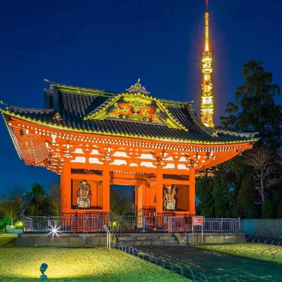 જાપાનના દિવંગત પ્રધાનમંત્રી શિંજો આબે (Shinzo Abe)ને અંતિમ શ્રદ્ધાંજલિ દેવા માટે મંગળવારે ટોક્યોના જોજોજી મંદિર (Zojoji Temple) માં ભીડ જોવા મળી. જોજોજી બૌદ્ધ સંપ્રદાયના લોકો માટે એક ખાસ મંદિર છે. ટોકિયોના મધ્યમાં સ્થિત આ મંદિરનો તેનો પોતાનો એક ઈતિહાસ છે. શિંજો આબે બૌદ્ધ અને શિતો બંને ધર્મમાં માનતા હતા આથી અંતિમ વિદાય માટે તેમના પાર્થિવ દેહને આ મંદિરમાં લવાયો હતો,,, જાણો મંદિરનું શું છે મહત્વ.