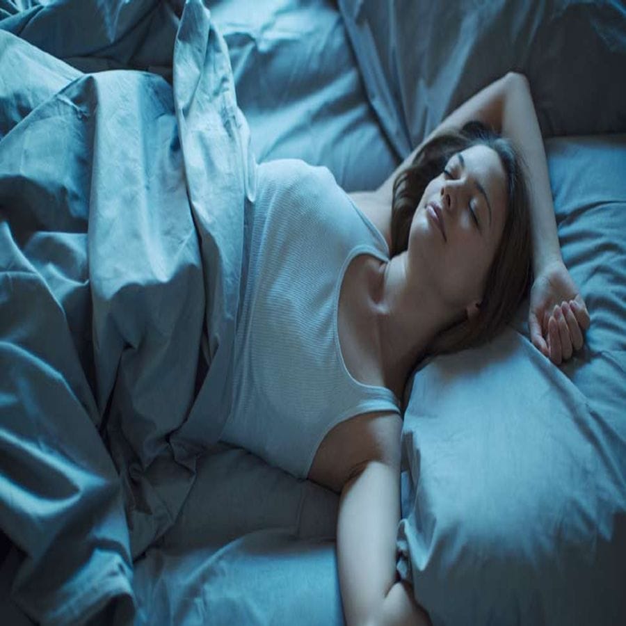 Yoga For Better Sleep : શરીરને સ્વસ્થ રાખવા માટે પૂરતી ઊંઘ લેવી ખૂબ જ જરૂરી છે. ઘણા લોકોને ઊંઘ લેવામાં તકલીફ થતી હોય છે. જેને અનિદ્રા તરીકે પણ ઓળખવામાં આવે છે. સારી ઊંઘ મેળવવા માટે 4 યોગાસનો કરવા ખૂબ જ ફાયદાકારક છે. આ યોગાસનો તમે રાત્રે સૂતા પહેલા બેડ પર કરી શકો છો.