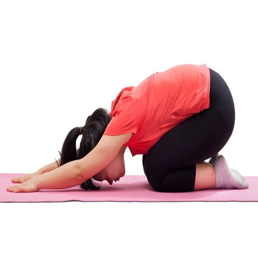 વિરાસન - આ આસન કરવા માટે વજ્રાસનની મુદ્રામાં ઘૂંટણને સહેજ પહોળા કરો. પછી કમર અને ગરદનને સીધી રાખીને આંખ આગળની તરફ રાખો અને છાતીને જમીન તરફ લાવો. તમારા બંને હાથ આગળ ફેલાવીને જમીન પર રાખો. 2 થી 3 મિનિટ આ સ્થિતિમાં રહો. તમે કમર અને કરોડરજ્જુમાં તણાવ અનુભવશો.