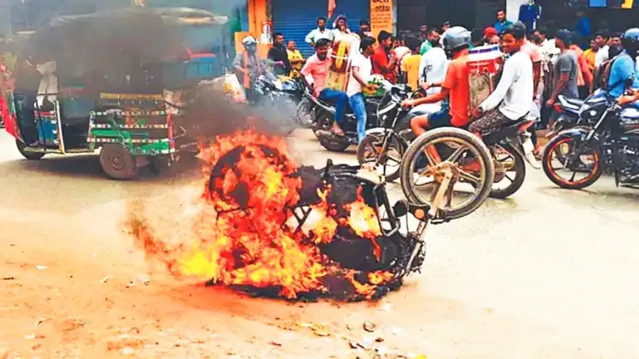 Speak up!  Annoyed by the rising price of petrol, the youth set fire to his own bike, people were also annoyed by the scenes.