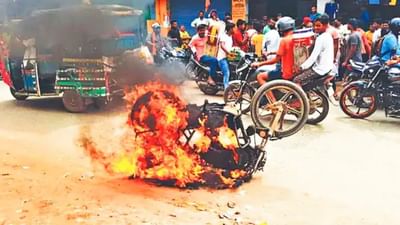 લો બોલો ! પેટ્રોલના વધતા ભાવથી પરેશાન યુવકે પોતાના જ બાઈકને ચાંપી આગ, લોકો પણ દ્રશ્યો જોઈને થયા હેરાન