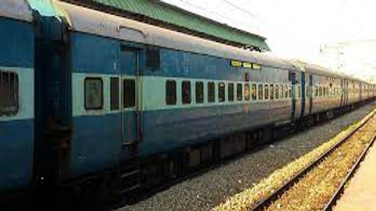 Railway News: અમદાવાદ કોલકાતા એક્સપ્રેસ, ભુજ - શાલીમાર એકસપ્રેસ હંગામી ધોરણે નવા રૂટ પર દોડશે