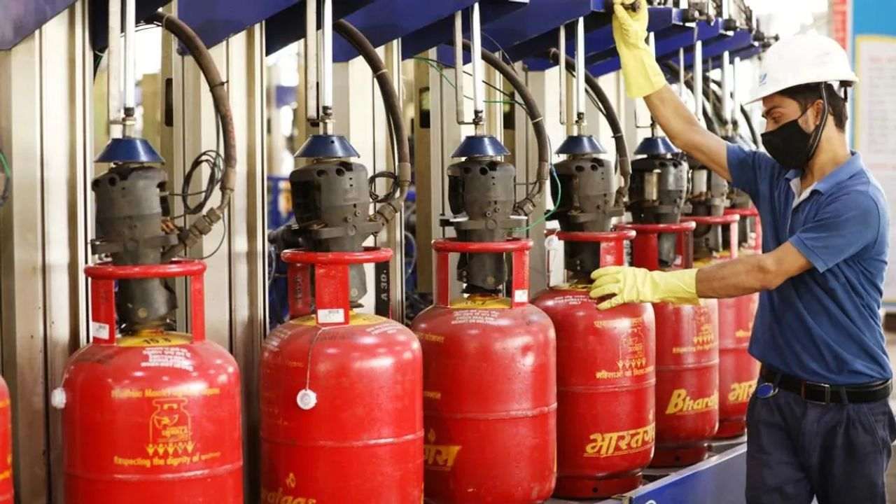 LPG Price Hike: હવે રસોડાનું બજેટ બગડ્યું!!! ગેસ સિલિન્ડરના ભાવમાં ભડકો,આજથી 14.2 કિલો ગેસ માટે ચૂકવવી પડશે આ રકમ