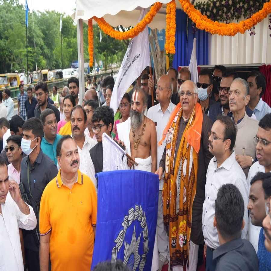 Ahmedabad Municipality officials, the Mayor of the Society and Mahant Dilipadasji Maharaj of Jagannath Temple were present at this public program.