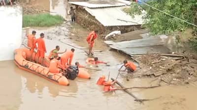 Anand: બોરસદ તાલુકામાં NDRFની ટીમે લોકોને બચાવ્યાં, તણાયેલા યુવકની શોધખોળ શરૂ કરી