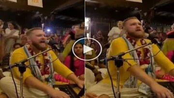 National colors rose on the foreigners, sang 'Hare Rama Hare Krishna' in a beautiful voice, the Indian public became a fan.