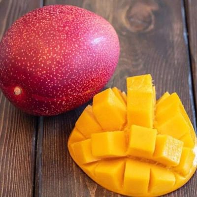 કેરીને ફળોનો રાજા કહેવામાં આવે છે, જેને ભારતમાં રાજ્ય ફળનો દરજ્જો પણ મળ્યો છે. જો કે દુનિયામાં કેરીની ઘણી જાતો છે. ભારતમાં કેરી ખાવાના ઘણા શોખીન લોકો છે. આજે અમે તમને એક એવી કેરી વિશે જણાવવા જઈ રહ્યા છીએ, જેની કિંમત જાણીને તમારા હોશ ઉડી જશે. 
