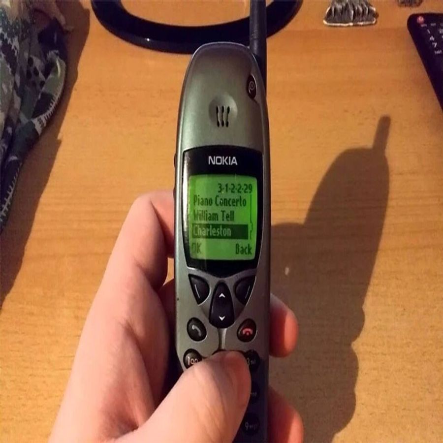 Nokia 6110 : આ પહેલો એવો મોબાઈલ ફોન હતો, જેમા સાપની રમત હતી. આ ફોન 1998માં બહાર આવ્યો હતો. તેમા નોકિયાના પહેલા મોડલ 2110 કરતા વધારે ટોક ટાઈમ આપવામાં આવ્યુ હતુ.