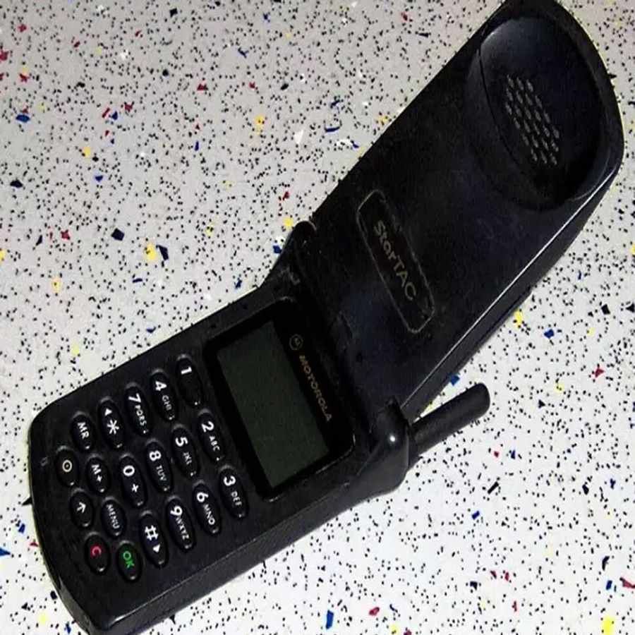 Motorola StarTac : આ ફોન 1996ની આસપાસ લોન્ચ થયો હતો. આ ફોન ખુબ વેચાયો હતો. તેના સરસ ડિઝાઈન અને ફ્લિપ લિડને કારણે તે ખુબ ટ્રેડમાં હતો.