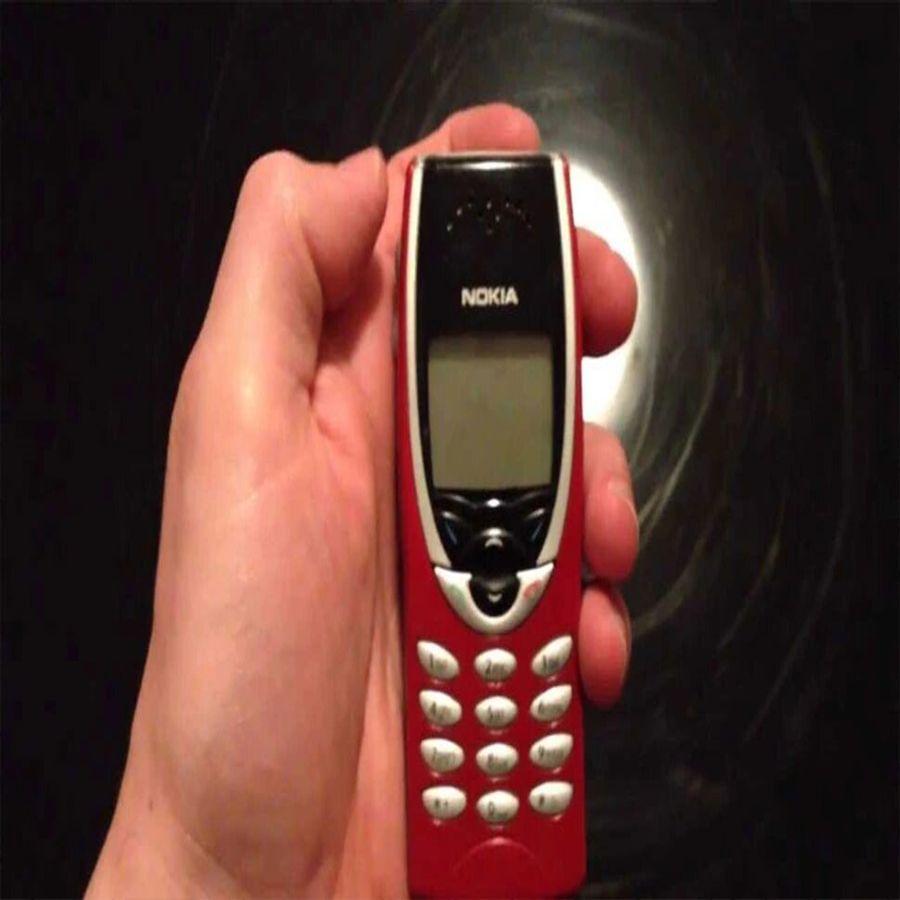 Nokia 8210 : આજે પણ ઘણા લોકો આ ફોન વાપરતા જોવા મળે છે. આ ફોન વર્ષ 1999ની આસપાસ લોન્ચ થયો હતો. તેમાં વાઈફાઈ, બ્લૂટૂથ કે જીપીઆરએસ જેવી સુવિધા ના હતી છતા તે લોકો વચ્ચે ઘણો ટ્રેડમાં હતો.