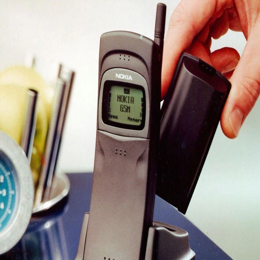 Nokia 8110 :  145 ગ્રામનો આ મોબાઈલ ફોન નોકિયાનો પહેલો ફોન હતો જેમાં સ્પષ્ટ મોનોક્રોમ ગ્રાફિક એલસીડી ડિસ્પ્લે આપવામાં આવી હતી. તમને જણાવી દઈએ કે આજના સમયમાં લોકો તેને 'મેટ્રિક્સ ફોન' તરીકે ઓળખે છે અને તે તેના સમયમાં ખૂબ જ લોકપ્રિય પણ હતો.

