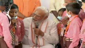 PM Narendra Modiએ વારાણસીમાં બાળકો સાથે વાત કરી, બાળકોએ વડાપ્રધાનને શિવ તાંડવ સ્તોત્ર સંભળાવ્યું, જુઓ વીડિયો 
