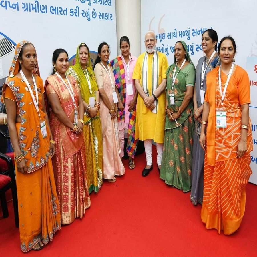 વડાપ્રધાન મોદીએ જણાવ્યું કે, પશુપાન  ક્ષેત્રમાં પુરુષો કરતા મહિલાઓ કામ વધી રહી છે.અને પશુ આરોગ્ય મેળા સહિતના આયોજનને કારણે પશુઓની યોગ્ય સારવાર થઈ રહી છે.
