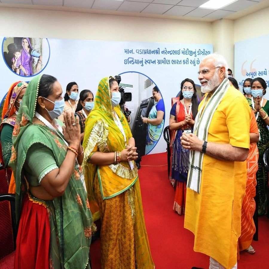 વડાપ્રધાન મોદીએ જણાવ્યું કે, ડેરી ક્ષેત્રમાં મહિલાઓની ભાગીદારીમાં વધારો થવાને કારણે ડેરીનો વિકાસ થયો છે અને વધુમાં તેણે કહ્યું કે, મહિલાઓ આજે પશુની આયુર્વેદિક રીતે સારવાર કરતા થયા છે.
