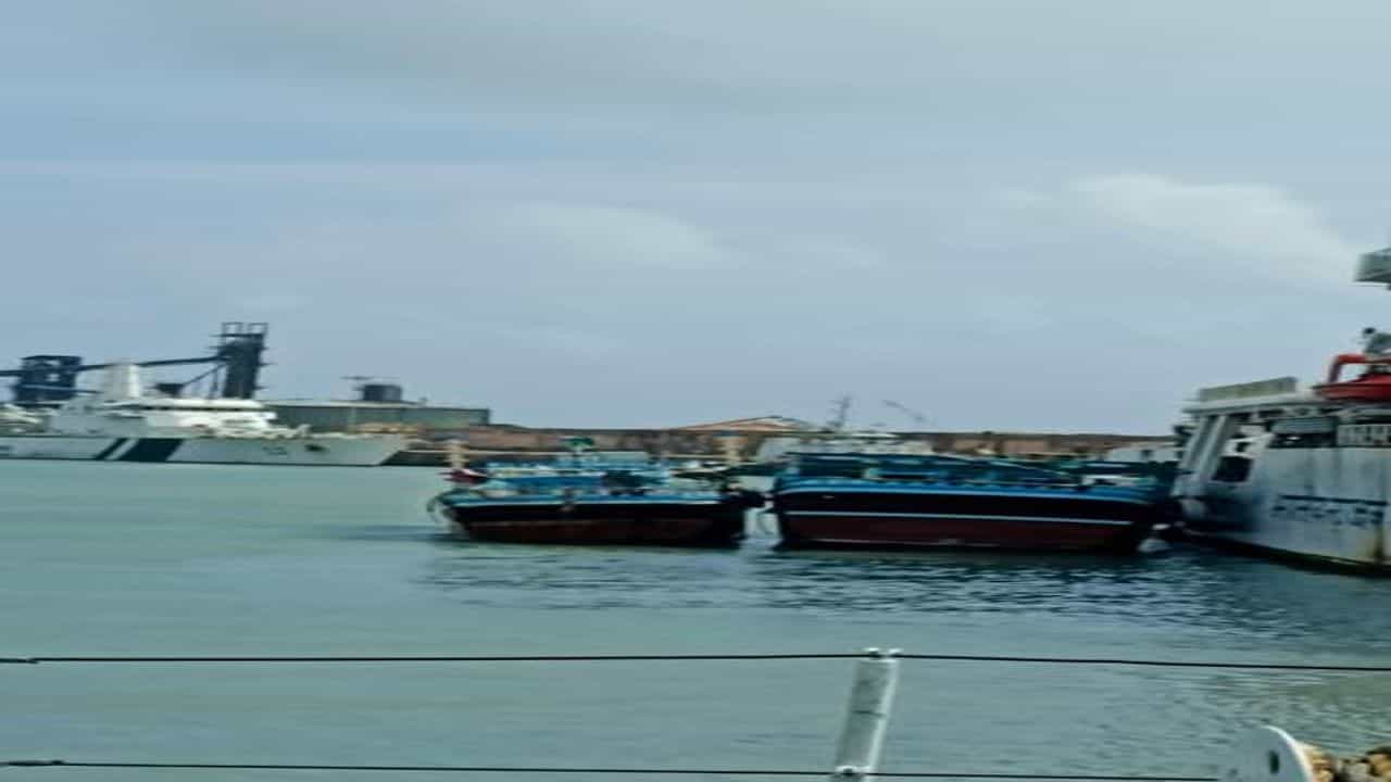 પોરબંદર: કોસ્ટગાર્ડ અને NCB એ ઇરાની બોટ અને 15 શખ્સને કર્યાં પોલીસને હવાલે