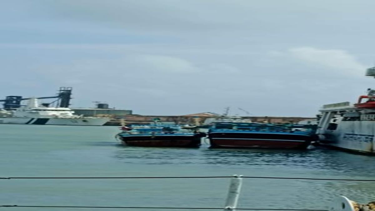 પોરબંદર: કોસ્ટગાર્ડ અને NCB એ ઇરાની બોટ અને 15 શખ્સને કર્યાં પોલીસને હવાલે