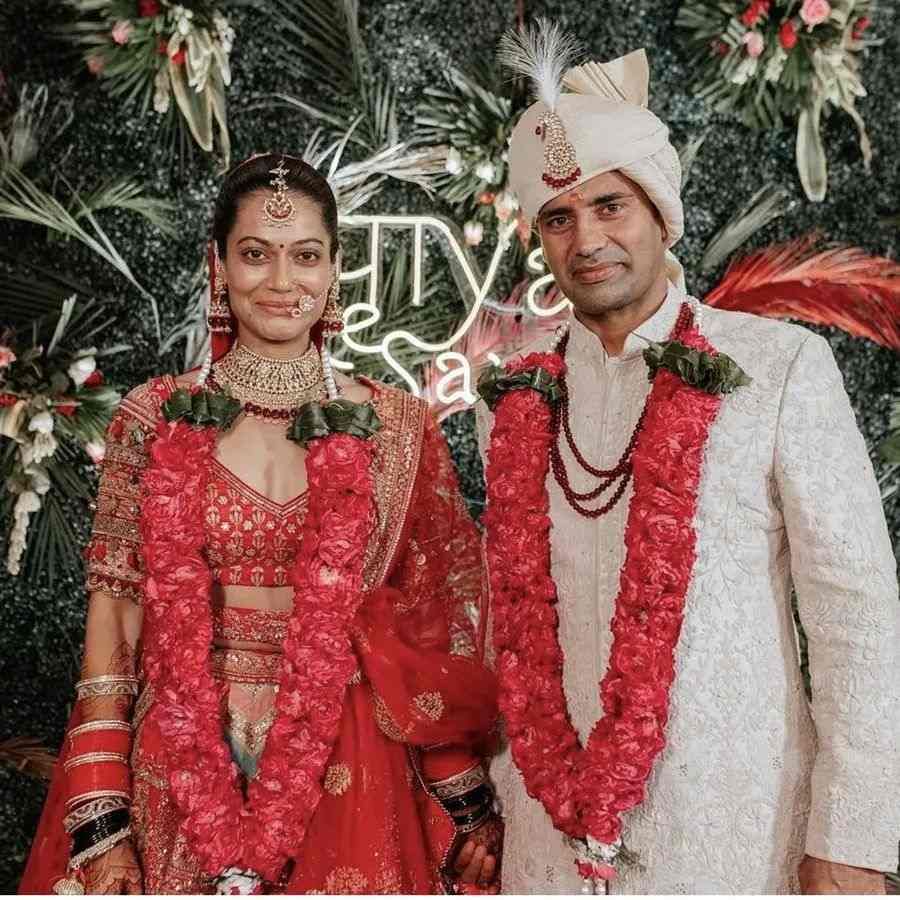 Payal wore a red wedding dress on this special occasion of life.  Payal also wore green bangles in honor of Gujarat tradition with a red pair.  Sangram Singh, who was sitting on a horse in a white sherwani, looked very handsome.  Payal and Sangram were married at a famous resort in Delhi.