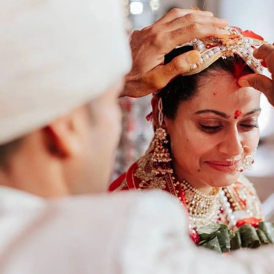 While sharing the wedding photos, Sangram Singh wrote in the caption that 'Payal Ke Sang-Ram'.  In the comment box of this photo, the fans of Payal and Sangram are sending their best wishes to this loving couple.