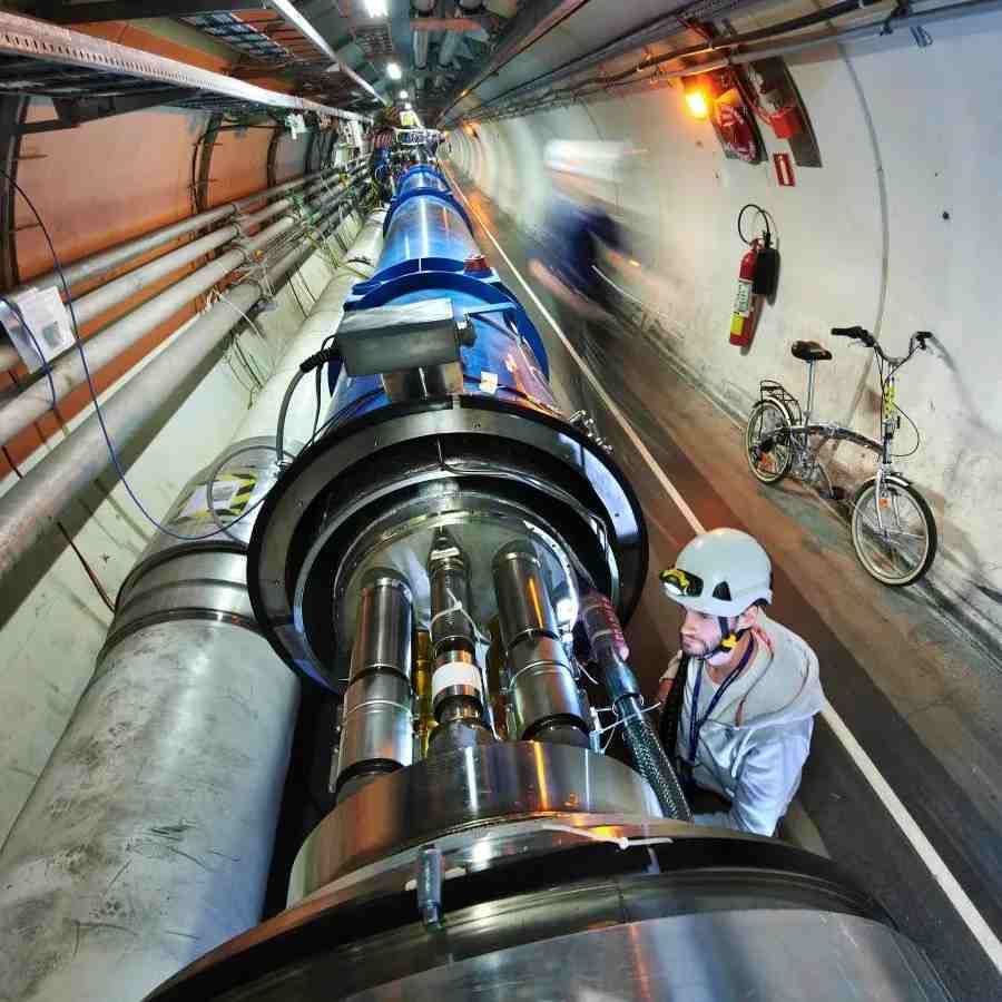 લાર્જ હેડ્રોન કોલાઈડર (LHC) એક વિશાળ અને જટિલ મશીન છે. તેનું નિર્માણ કોઈ ખાસ વસ્તુ બનાવે તેવા કણોનો અભ્યાસ કરવા માટે કરવામાં આવ્યું છે. જ્યારે આ મશીન કામ કરવાનું શરૂ કરે છે, ત્યારે લગભગ 13.6 ટ્રિલિયન ઈલેક્ટ્રોવોલ્ટ એનર્જી રિલિઝ થાય છે.