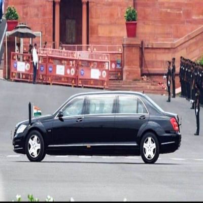 એક સમયે ઝુપડીમાં રહેલા દ્રોપદી મુર્મુ, હાલમાં દેશના 15માં રાષ્ટ્રપતિ બન્યા છે. તેઓ હવે ભવ્ય રાષ્ટ્રપતિ ભવનમાં રહેશે. આ સિવાય તેમને અનેક સુવિધા આપવામાં આવશે. તેમની કાર ખાસ હશે. સુરક્ષાના કારણોસર તેમની કારની વધારે માહિતી બહાર પાડવામાં આવતી નથી. આ ફોટોમાં દેખાઈ રહેલી કાર એ રાષ્ટ્રપતિની કાર હોય છે. રાષ્ટ્રપતિની કારમાં નંબર પ્લેટ નથી હોતી, તેની જગ્યાએ રાષ્ટ્રીય પ્રતિક અશોક સ્તંભ હોય છે. આ કારનો લુક શાનદાર હોય છે.