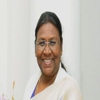 દ્રૌપદી મુર્મૂનો જન્મ 20 જૂન, 1958ના રોજ ઓડિશાના મયુરભંજ જિલ્લાના બૈદાપોસી ગામમાં બિરાંચી નારાયણ ટુડુને ત્યાં થયો હતો. તેમના પિતા અને તેમના દાદા બંને પંચાયતી રાજ વ્યવસ્થા હેઠળ ગામના વડા હતા.