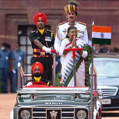 આજે ભારતને તેના નવા રાષ્ટ્રપતિ મળ્યા. દ્રૌપદી મુર્મુએ આજે દેશના 15મા રાષ્ટ્રપતિ તરીકે શપથ લીધા હતા. પોતાની સાદગી માટે પ્રખ્યાત દ્રૌપદી મુર્મુએ આજે પણ સાદી શૈલીમાં દેખાયા હતા. દેશના 15મા રાષ્ટ્રપતિ દ્રૌપદી મુર્મુએ શપથ ગ્રહણ દરમિયાન જે સાડી પહેરી હતી તે ખૂબ જ ખાસ હતી.