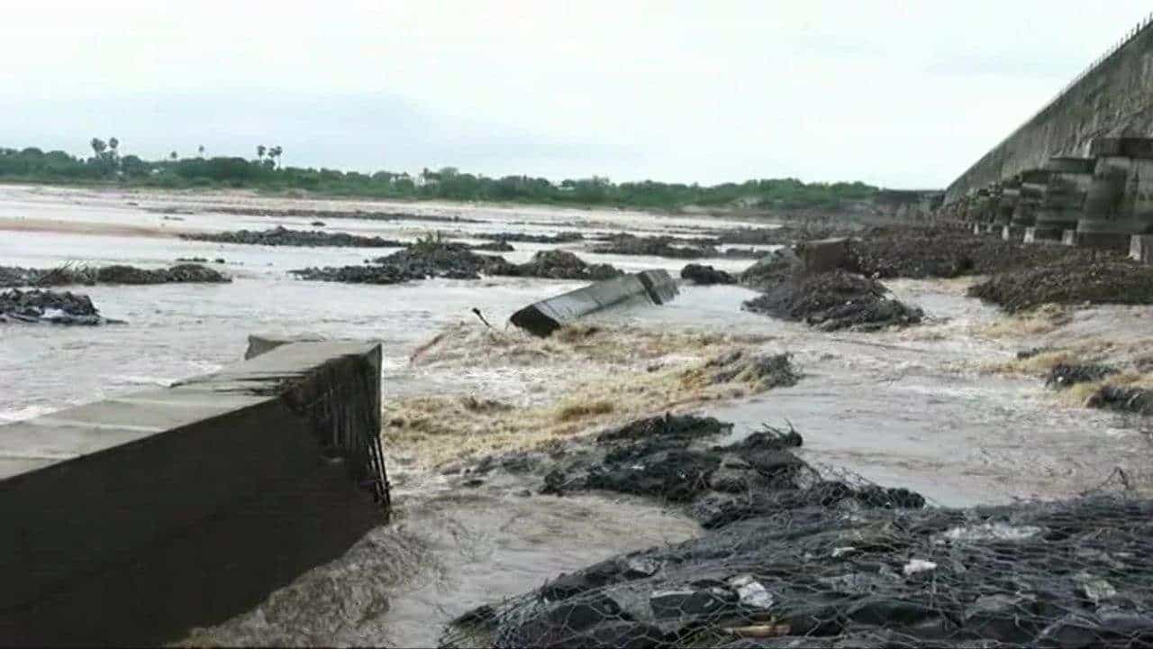 Chhota udepur: ભ્રષ્ટાચારની પ્રોટેક્શન વોલ ! પ્રથમ વરસાદમાં કરોડોનો ખર્ચ પાણીમાં ગયો, આડબંધ તૂટતા આસપાસ પૂરની સ્થિતિ