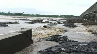 Chhota udepur: ભ્રષ્ટાચારની પ્રોટેક્શન વોલ ! પ્રથમ વરસાદમાં કરોડોનો ખર્ચ પાણીમાં ગયો, આડબંધ તૂટતા આસપાસ પૂરની સ્થિતિ