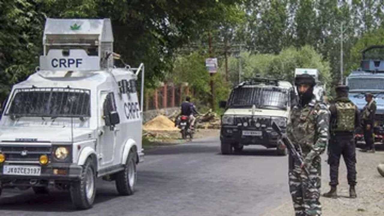 Jammu Kashmir: પુલવામામાં સેના પર થયેલા આતંકી હુમલામાં CRPFના ASI વિનોદ કુમાર શહીદ, સર્ચ ઓપરેશન શરૂ