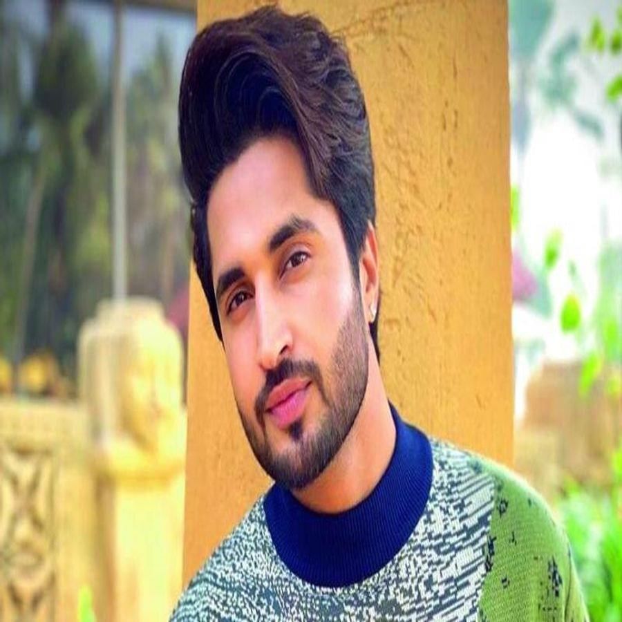 જસ્સી ગિલ સિંગરની સાથે સાથે અભિનેતા પણ છે. તેણે ઘણા સુપરહિટ પંજાબી ગીતો ગાયા છે. તેમની કુલ સંપતિ લગભગ 37 કરોડ છે.