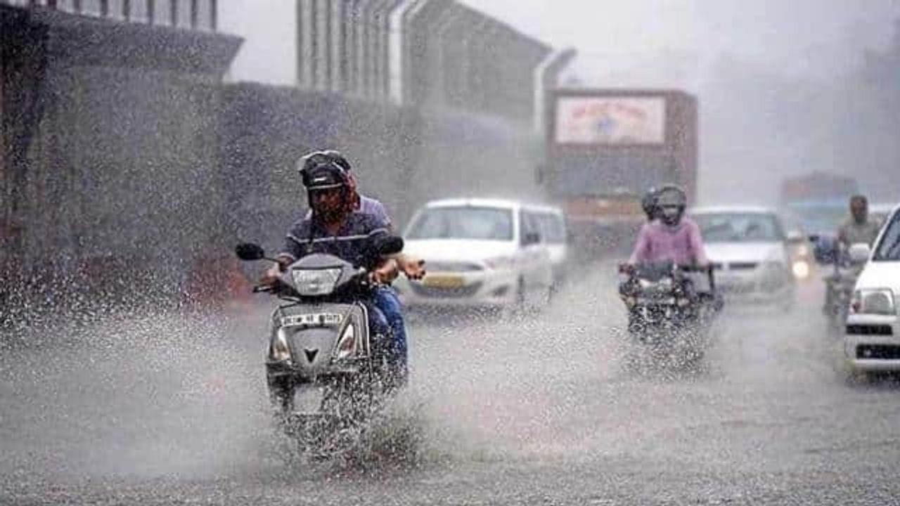 સૌરાષ્ટ્ર પંથકમાં ગાજવીજ સાથે મેઘાની ધૂંઆધાર બેટિંગ, રસ્તા પર પાણી ભરાતા લોકોને હાલાકી