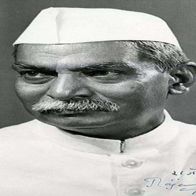 ડો.રાજેન્દ્ર પ્રસાદ: ડો. રાજેન્દ્ર પ્રસાદ ભારતના પ્રથમ રાષ્ટ્રપતિ હતા, જેમણે બે ટર્મ સુધી રાષ્ટ્રપતિ તરીકે કામ કર્યું હતું. તેઓ બંધારણ સભાના પ્રમુખ અને ભારતીય સ્વતંત્રતા ચળવળના મુખ્ય નેતા પણ હતા. તેમને 1962માં ભારત રત્ન એનાયત કરવામાં આવ્યો હતો. તેઓ 1950 થી 1962 સુધી પદ પર હતા. તેમણે ડિસેમ્બર 1907માં કલકત્તા યુનિવર્સિટીમાંથી ફર્સ્ટ ડિવિઝન સાથે અર્થશાસ્ત્રમાં M.A કર્યું. 1915માં તેમણે માસ્ટર ઇન લોની પરીક્ષા સન્માન સાથે પાસ કરી ત્યારબાદ કાયદામાં તેમની ડોક્ટરેટ પણ પૂર્ણ કરી.