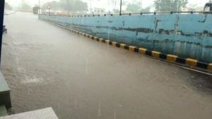 Rajkot  શહેરમાં ભારે વરસાદના પગલે મવડી બ્રિજ નીચે પાણી ભરાયા, વાહનચાલકો પરેશાન